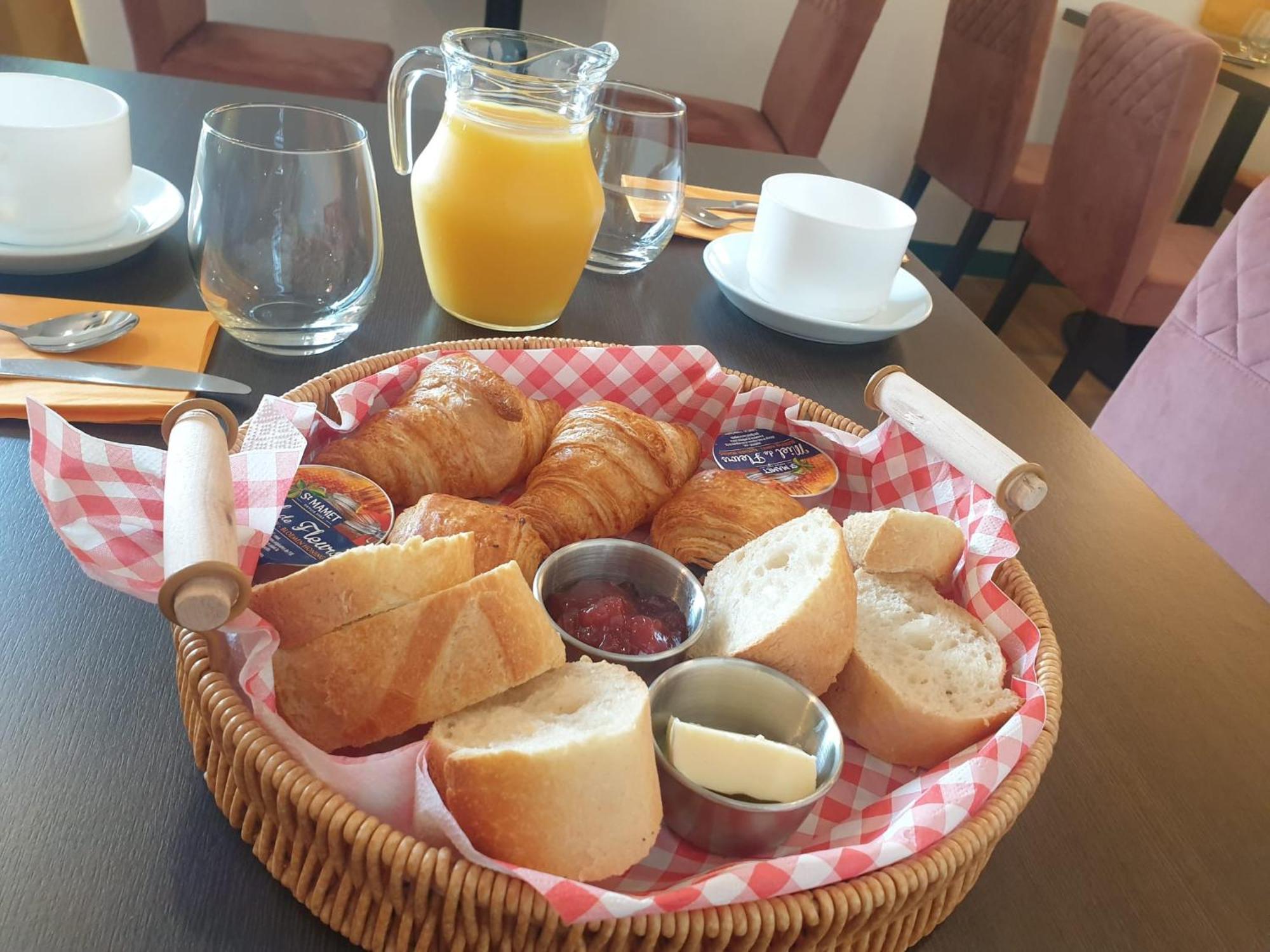 Logis Hotels Et Restaurant La Pause Rn7 La Coucourde Dış mekan fotoğraf